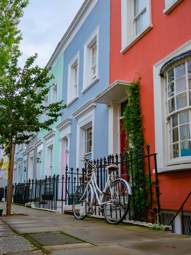Justification de la construction du logo Notting Hill avec les façades de couleur du quartier de Notting Hill à Londres